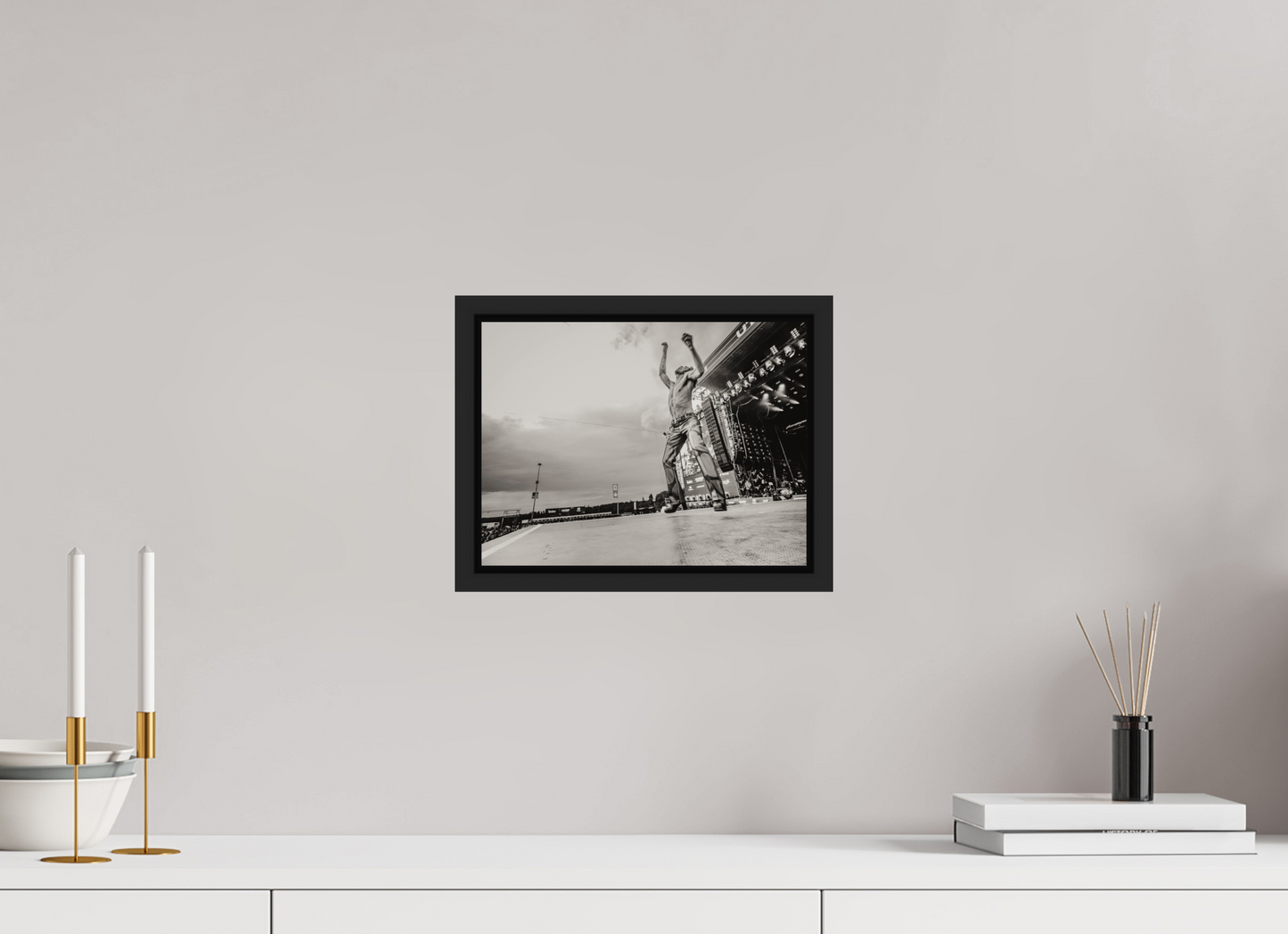 28 x 21 cm, Floater Frame | Black Matte Måneskin Live 03