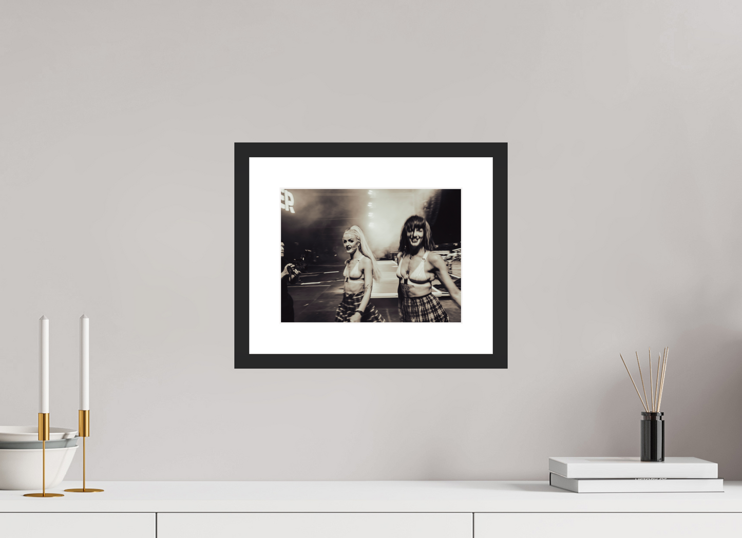 28 x 21 cm, Wood Frame with Passe-Partout | Black Matte Scooter Live 01