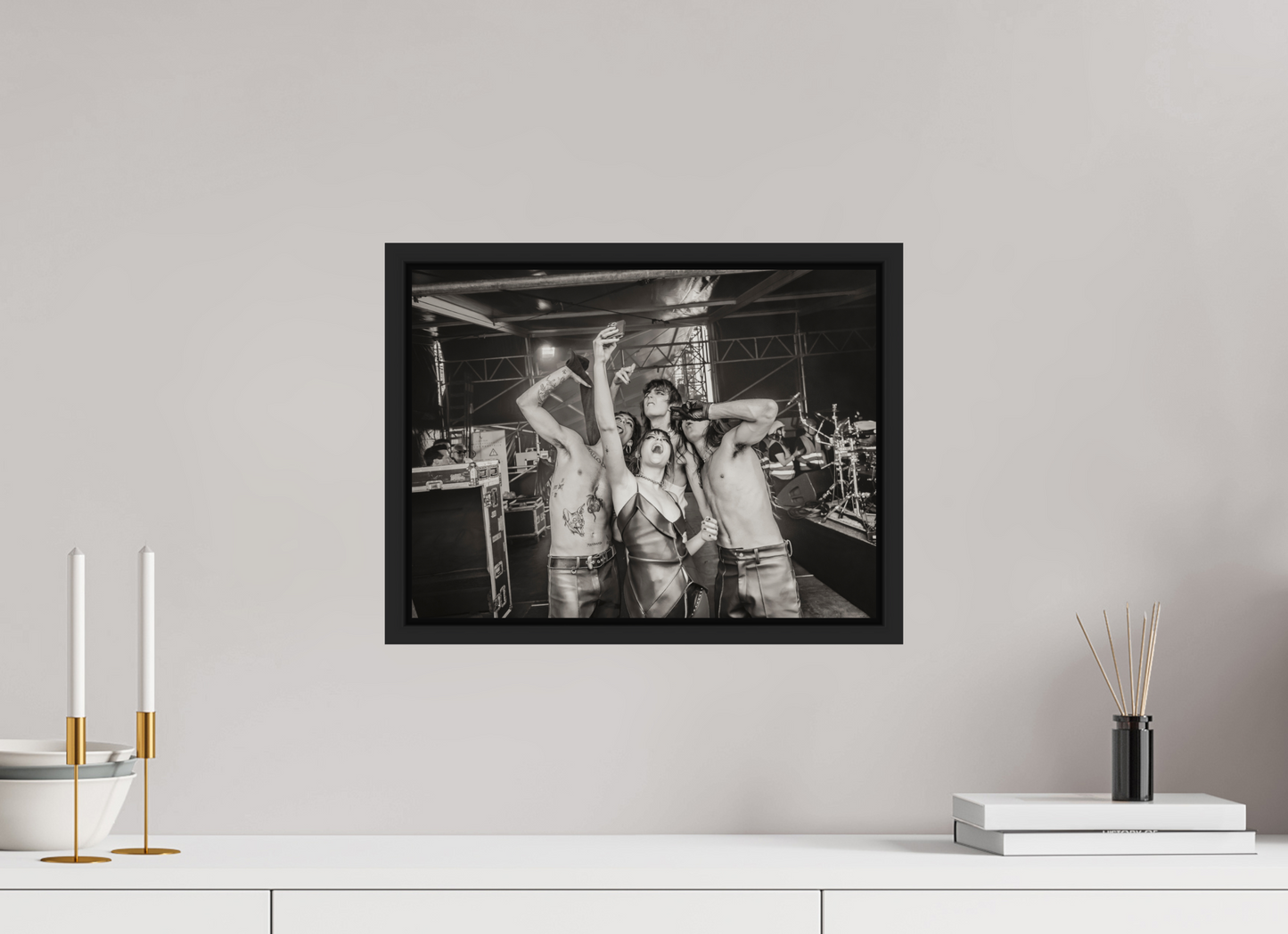 40 x 30 cm, Floater Frame | Black Matte Måneskin 02