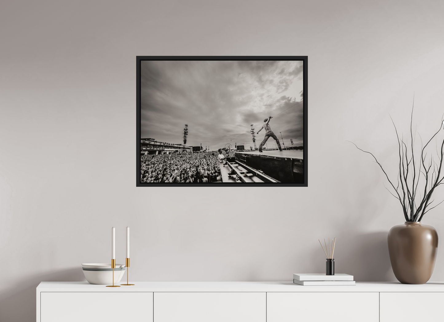 80 x 60 cm, Floater Frame | Black Matte Måneskin Live 02