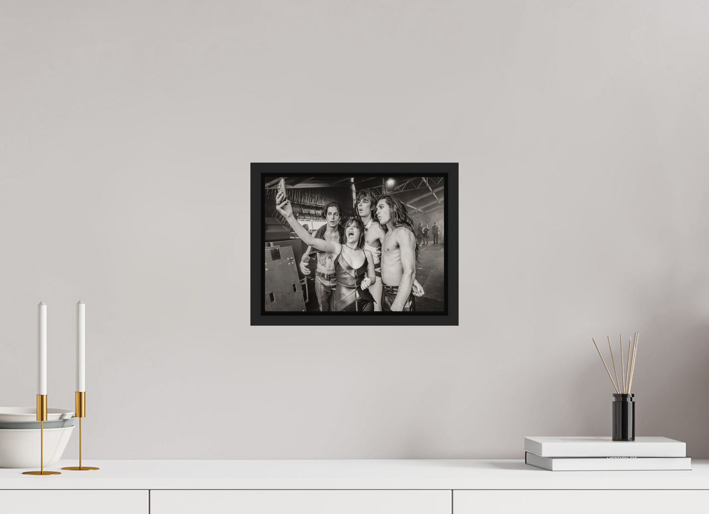 28 x 21 cm, Floater Frame | Black Matte Måneskin 01