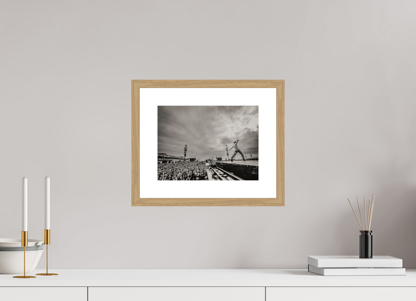 28 x 21 cm, Wood Frame with Passe-Partout | Oak Måneskin Live 02