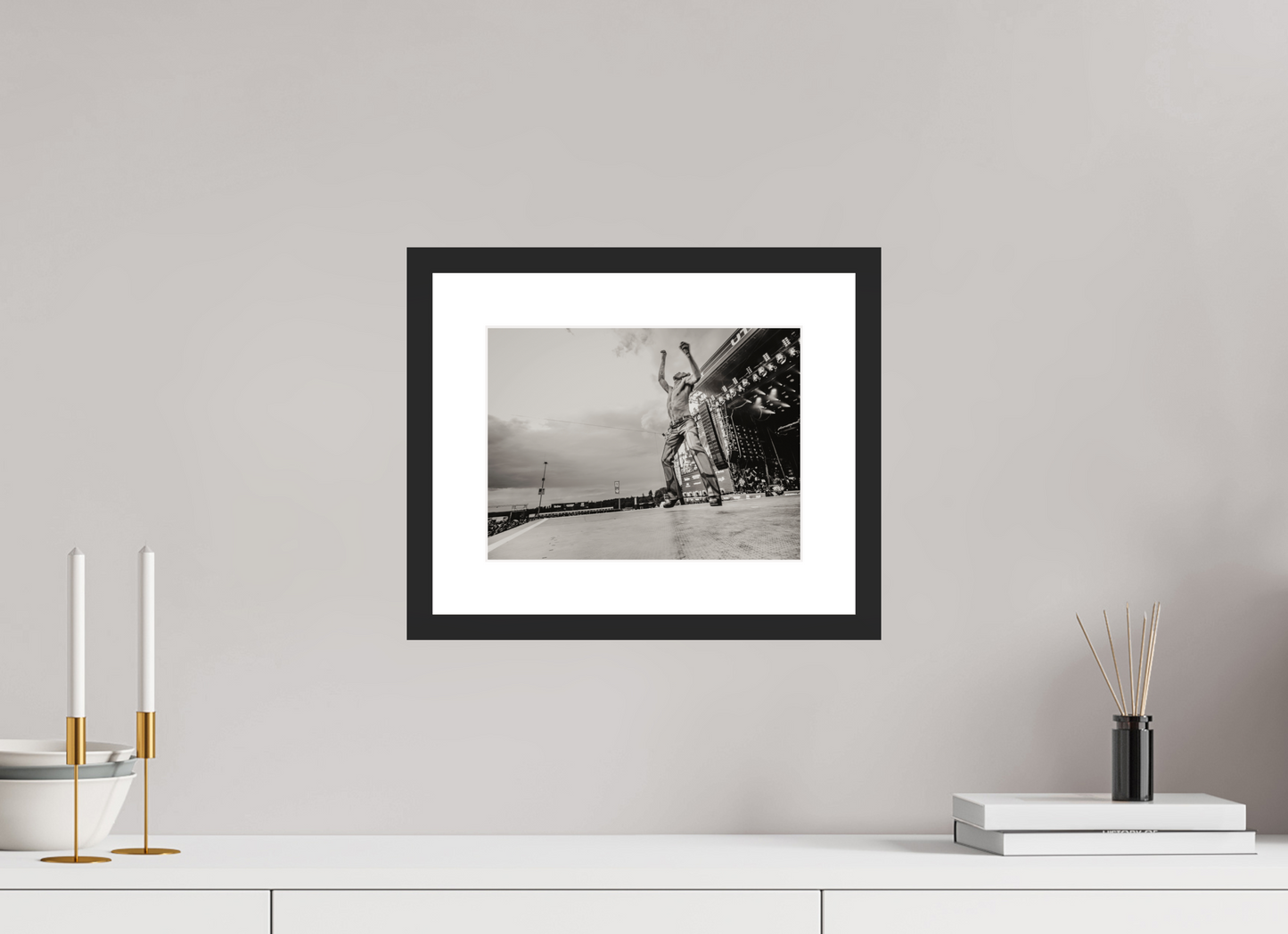 28 x 21 cm, Wood Frame with Passe-Partout | Black Matte Måneskin Live 03