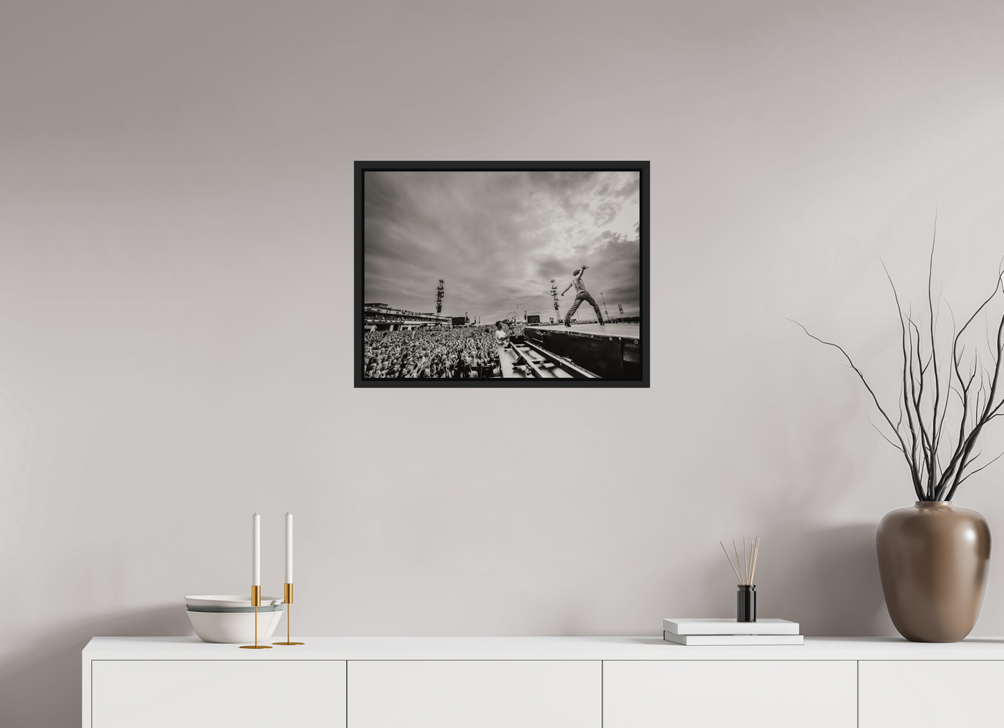 60 x 45 cm, Floater Frame | Black Matte Måneskin Live 02