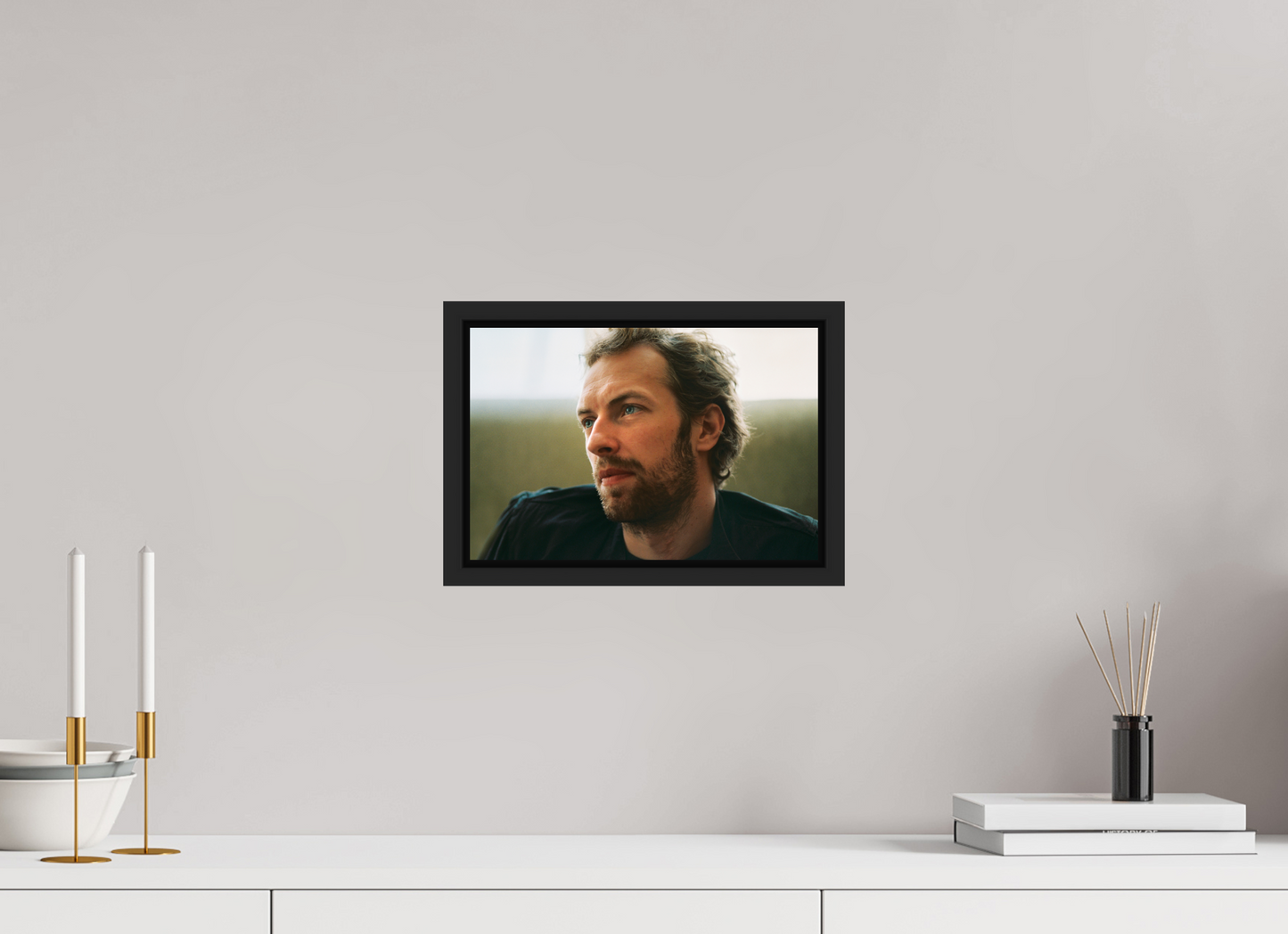 30 x 20 cm, Floater Frame | Black Matte Chris Martin - Coldplay 01