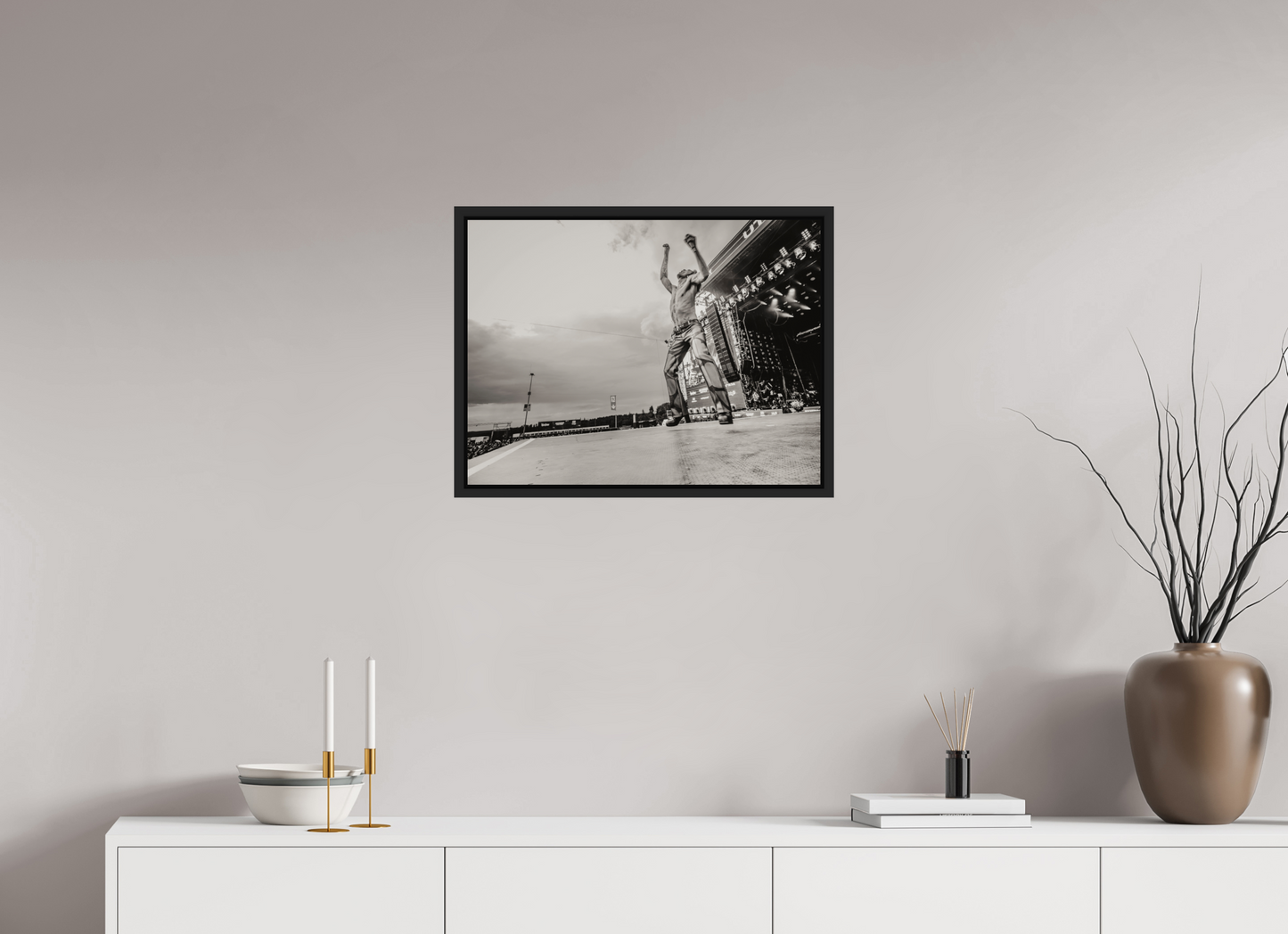 60 x 45 cm, Floater Frame | Black Matte Måneskin Live 03