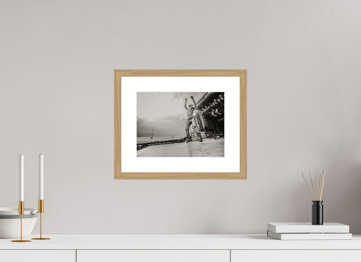 28 x 21 cm, Wood Frame with Passe-Partout | Oak Måneskin Live 03