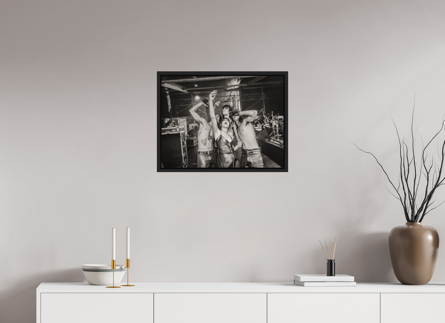 60 x 45 cm, Floater Frame | Black Matte Måneskin 02