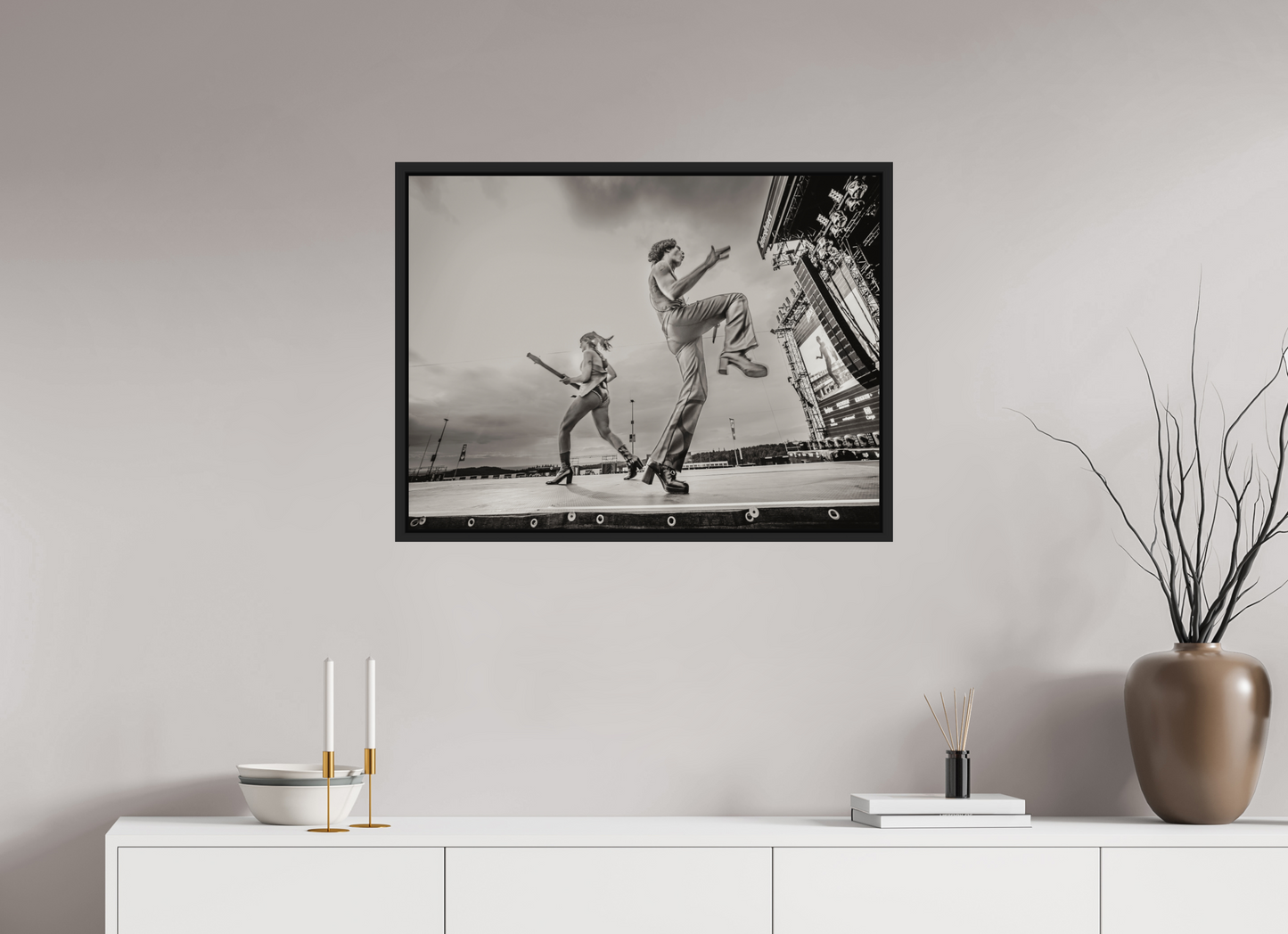 80 x 60 cm, Floater Frame | Black Matte Måneskin Live 01