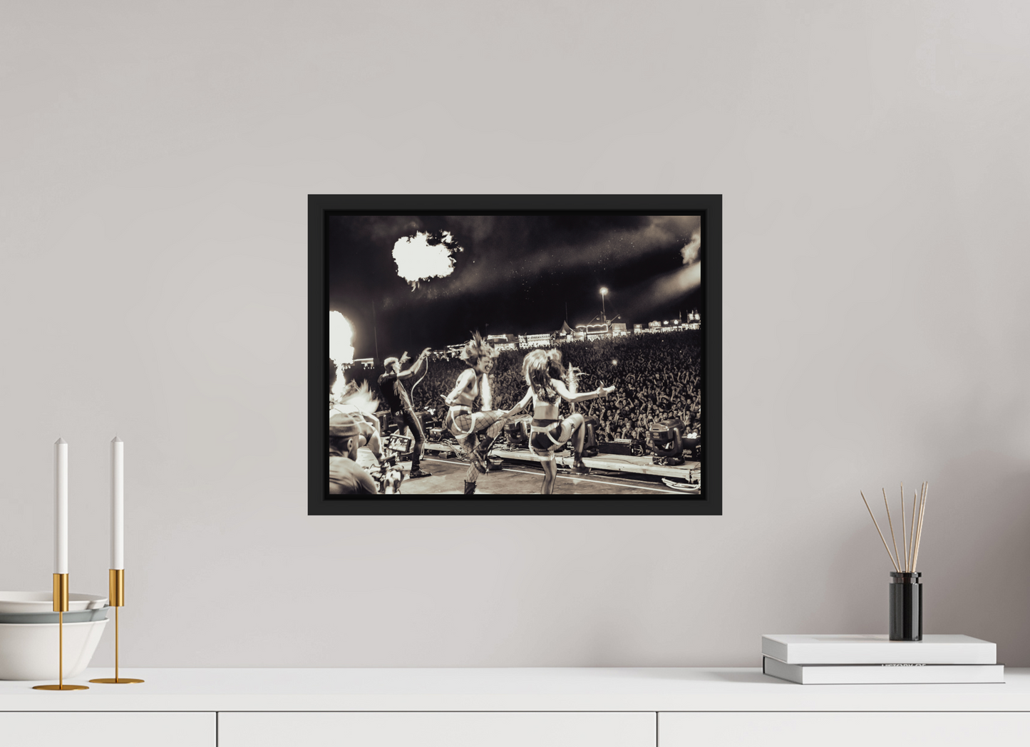 40 x 30 cm, Floater Frame | Black Matte Scooter Live 02