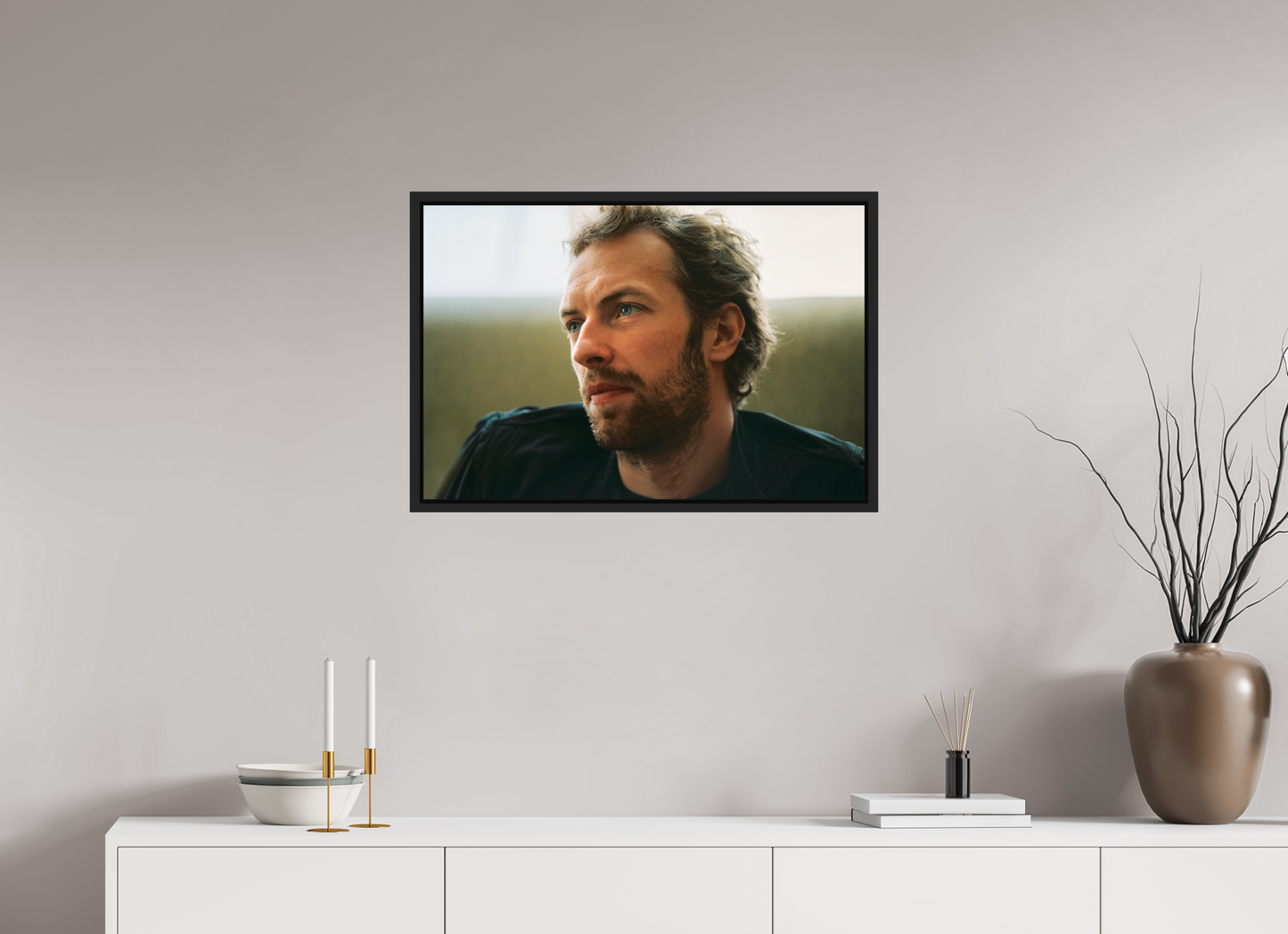 75 x 50 cm, Floater Frame | Black Matte Chris Martin - Coldplay 01