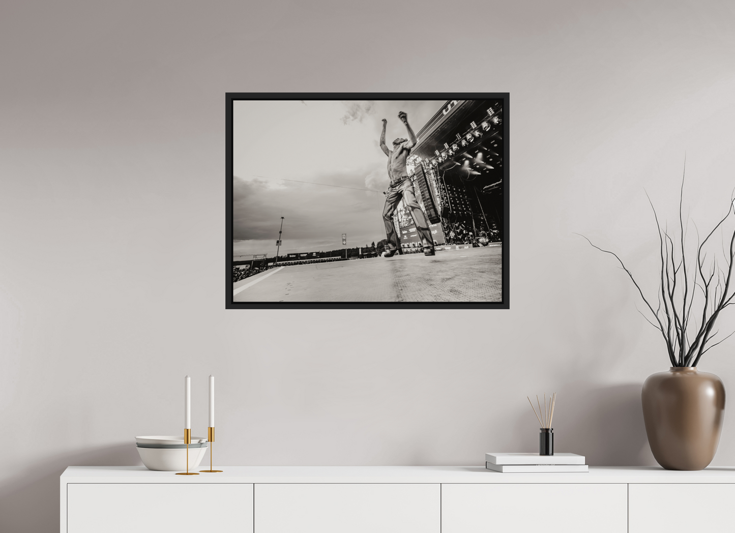 80 x 60 cm, Floater Frame | Black Matte Måneskin Live 03