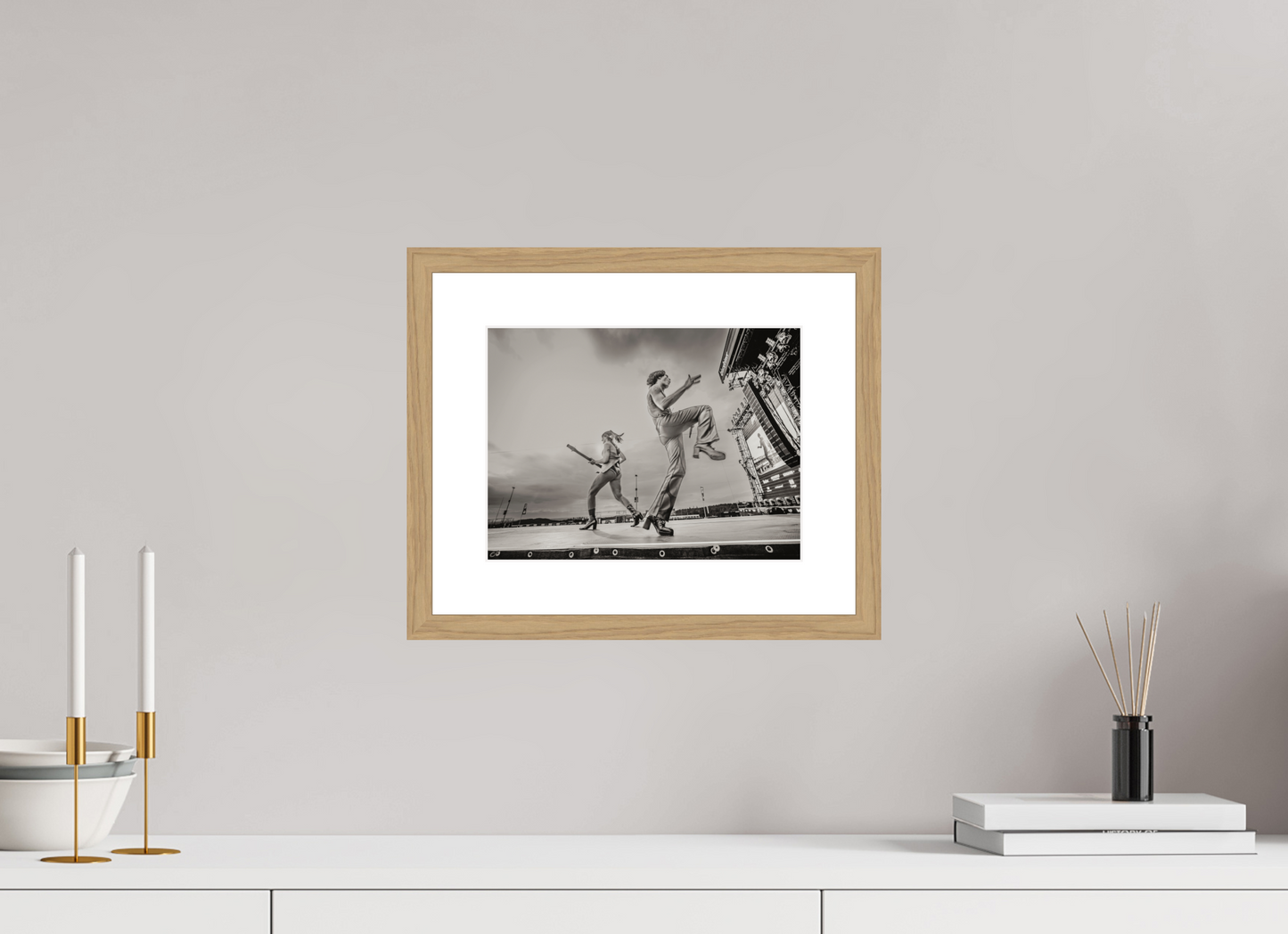 28 x 21 cm, Wood Frame with Passe-Partout | Oak Måneskin Live 01