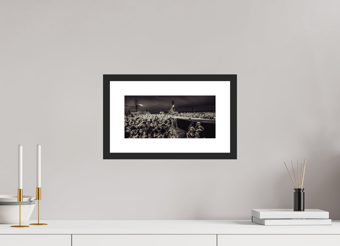 30,8 x 15 cm, Wood Frame with Passe-Partout | Black Matte Dave Grohl - Foo Fighters Live 06