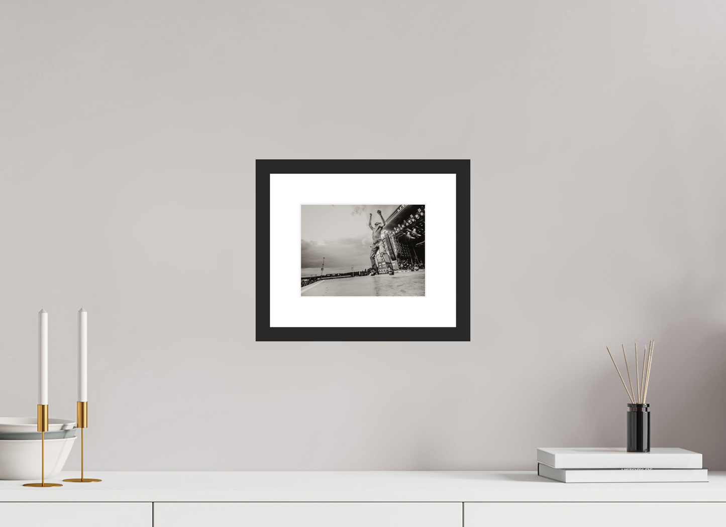 20 x 15 cm, Wood Frame with Passe-Partout | Black Matte Måneskin Live 03