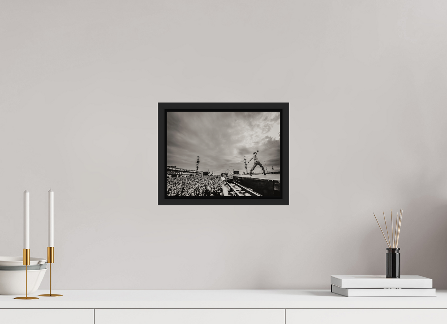 28 x 21 cm, Floater Frame | Black Matte Måneskin Live 02
