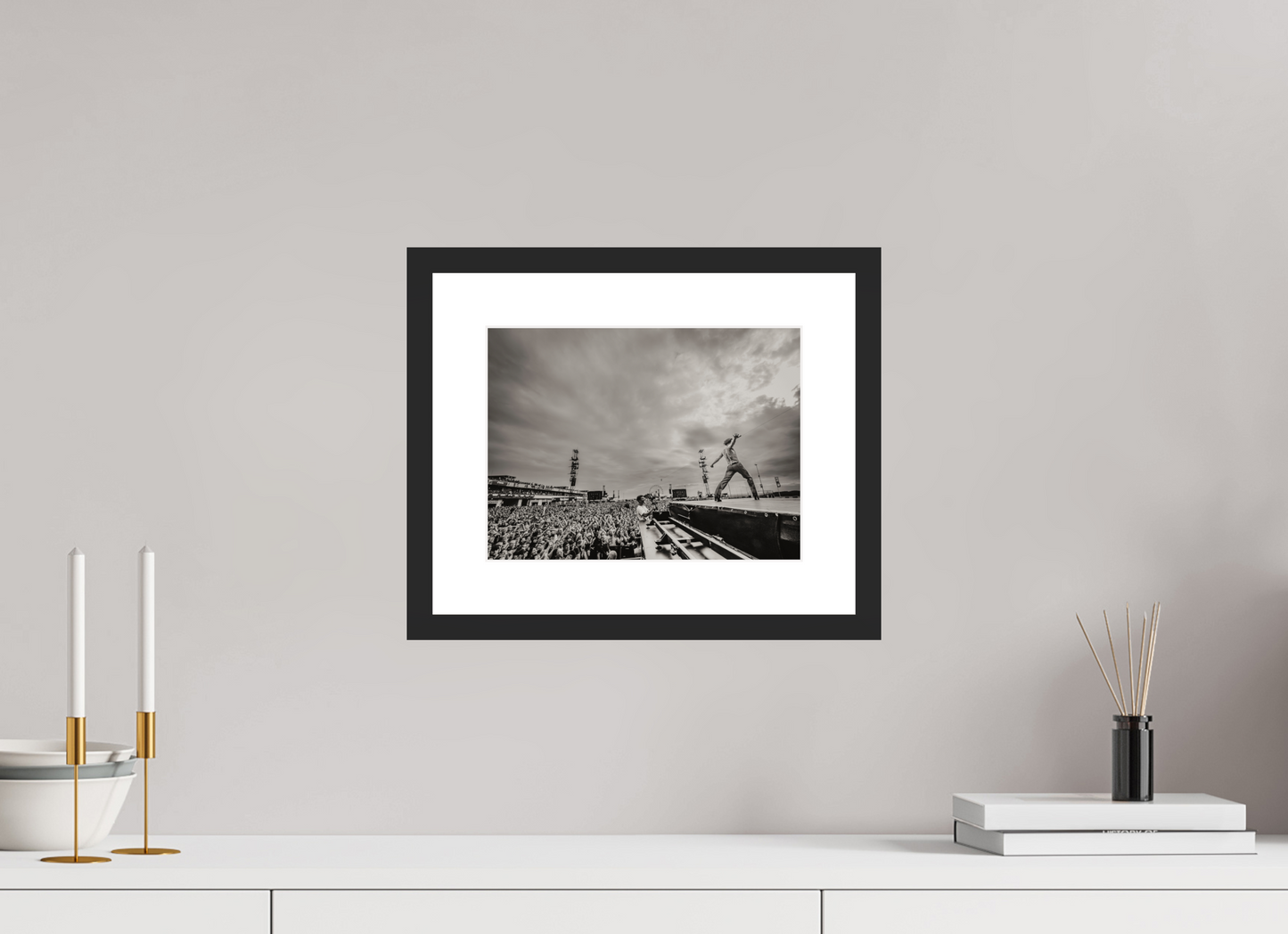 28 x 21 cm, Wood Frame with Passe-Partout | Black Matte Måneskin Live 02