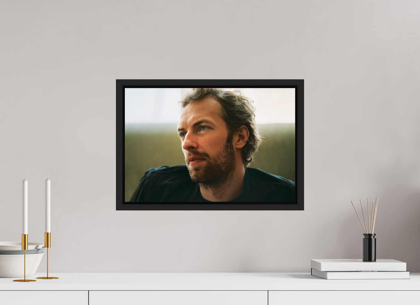 45 x 30 cm, Floater Frame | Black Matte Chris Martin - Coldplay 01