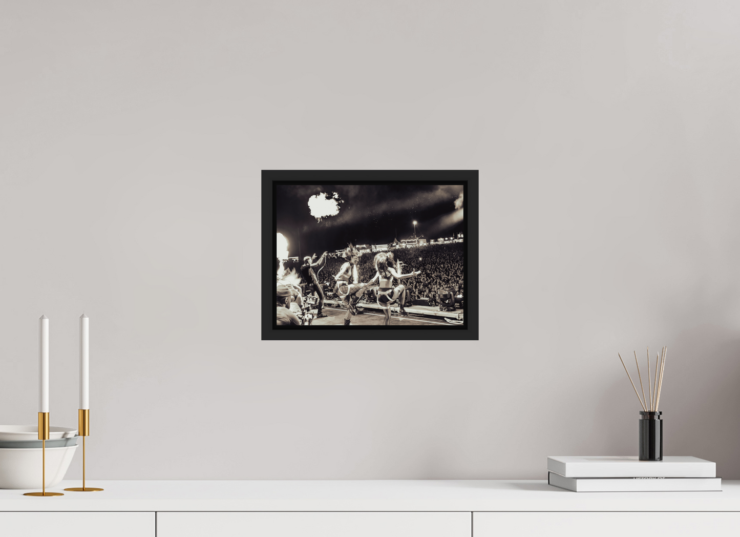 28 x 21 cm, Floater Frame | Black Matte Scooter Live 02