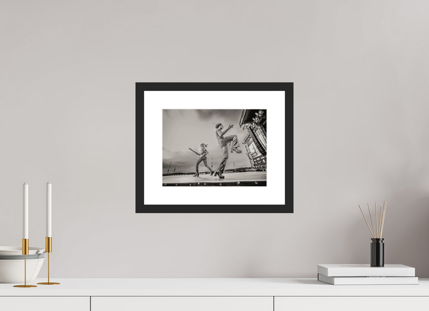 28 x 21 cm, Wood Frame with Passe-Partout | Black Matte Måneskin Live 01