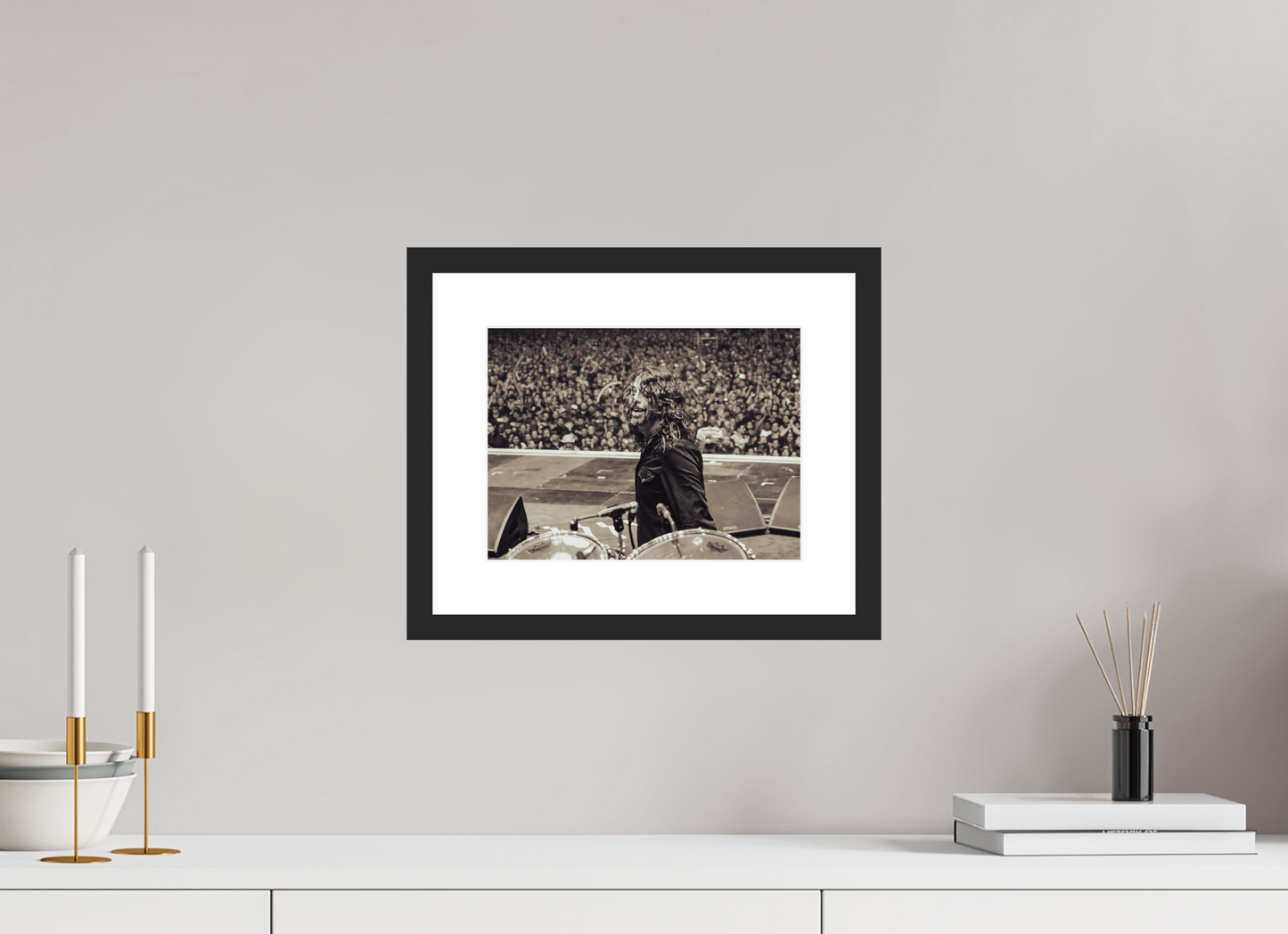 28 x 21 cm, Wood Frame with Passe-Partout | Black Matte Dave Grohl - Foo Fighters Live 12