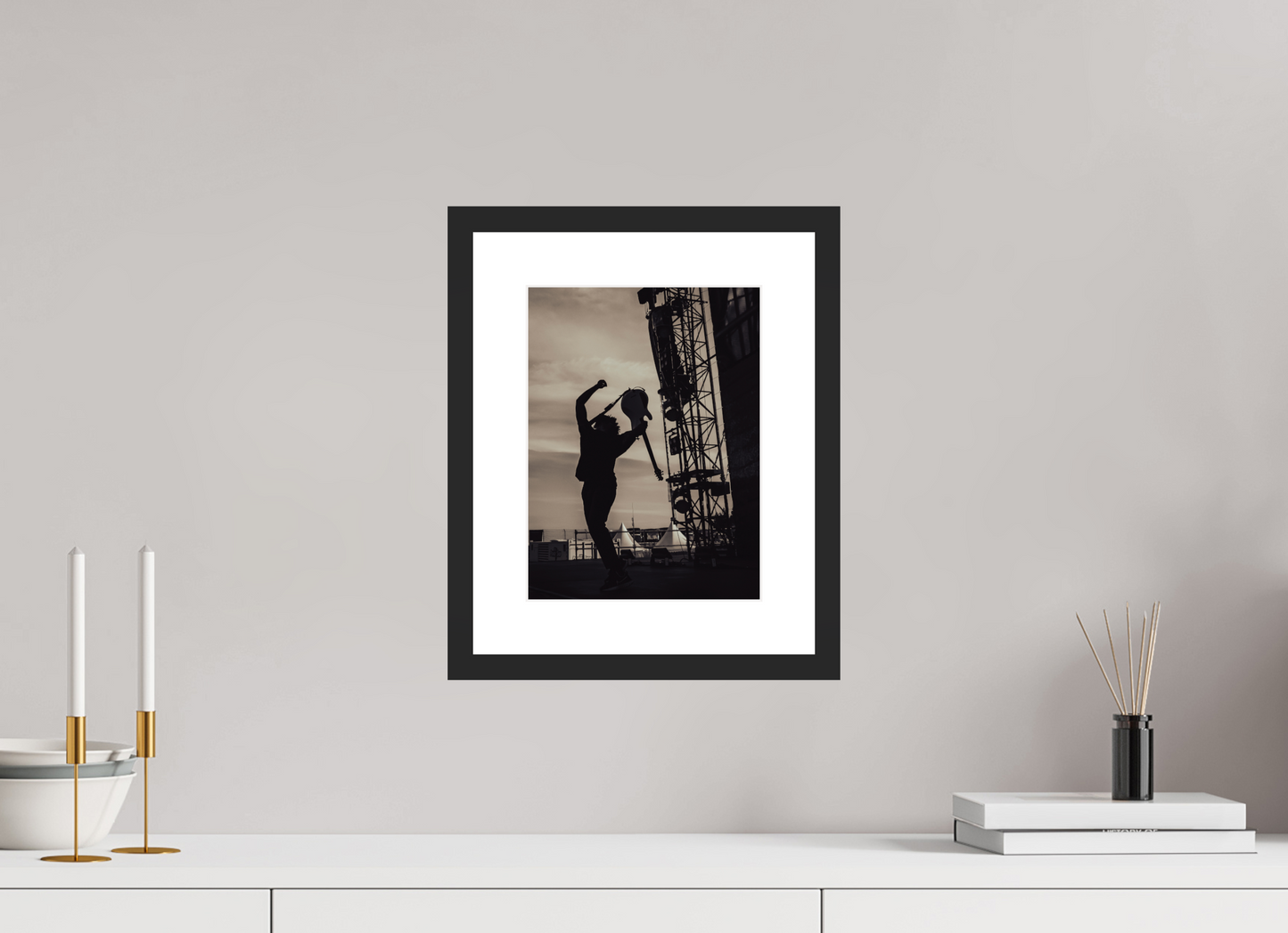 21 x 28 cm, Wood Frame with Passe-Partout | Black Matte Fever 333 Live 01