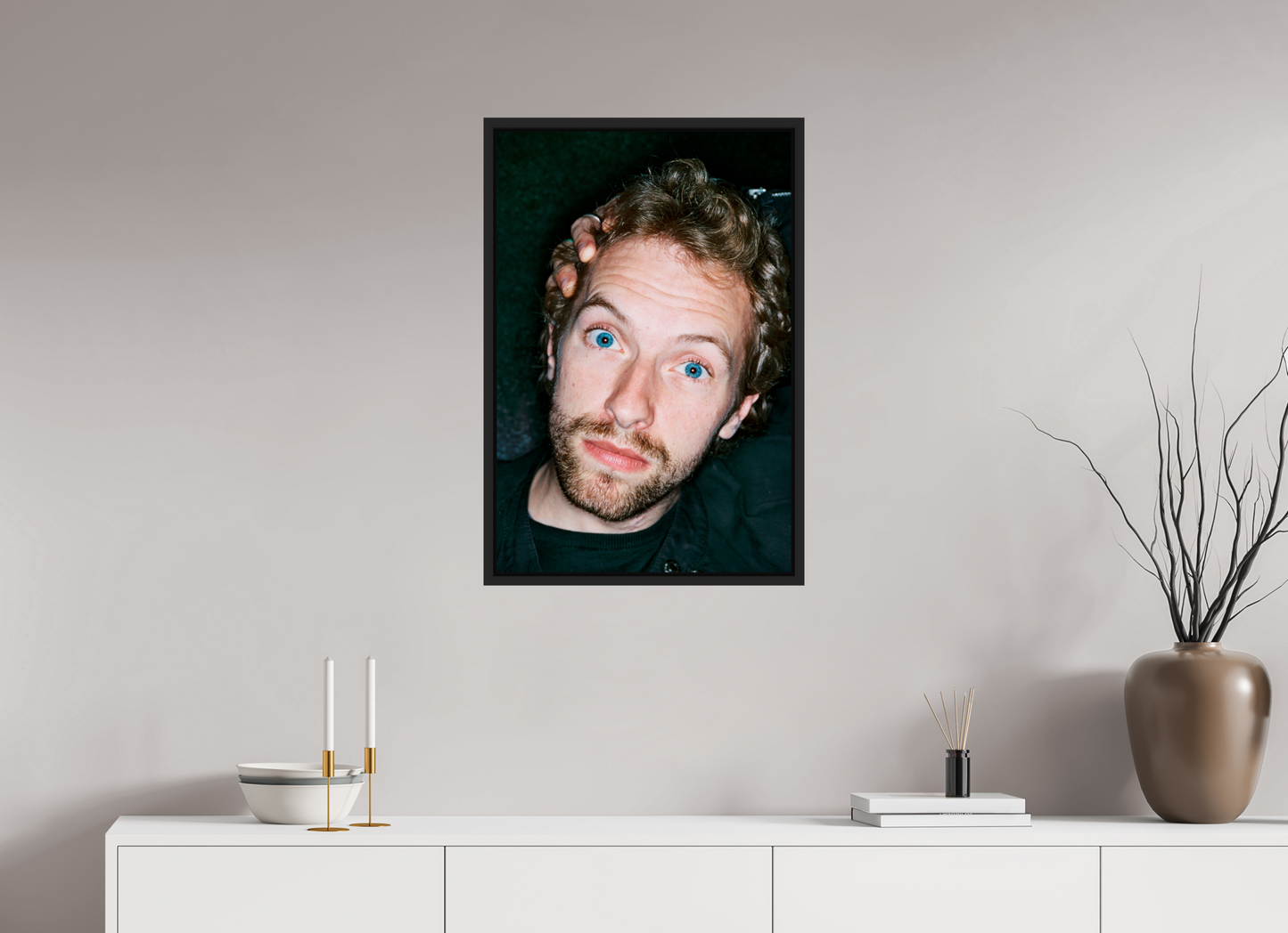 50 x 75 cm, Floater Frame | Black Matte Chris Martin - Coldplay 08