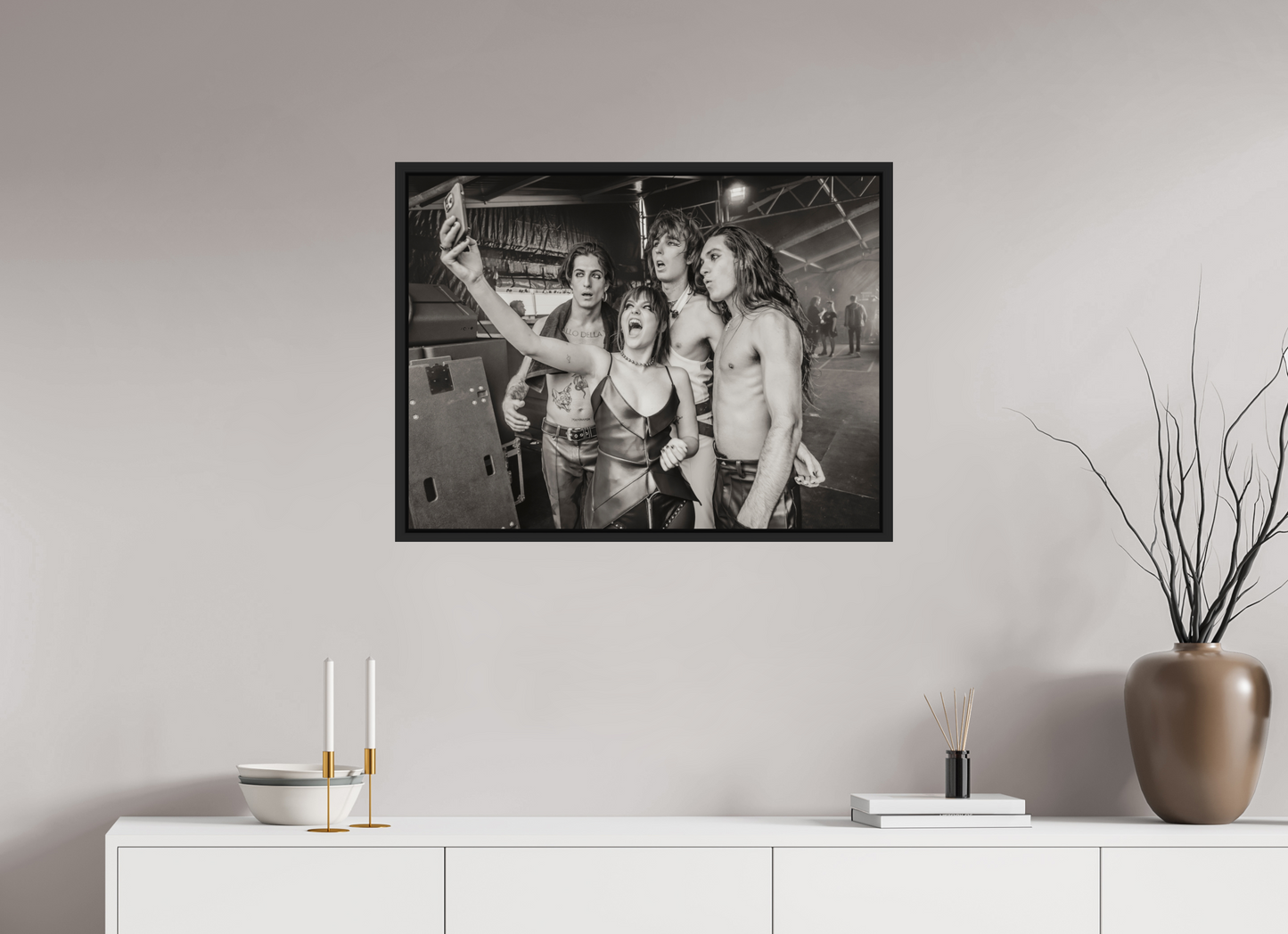 80 x 60 cm, Floater Frame | Black Matte Måneskin 01