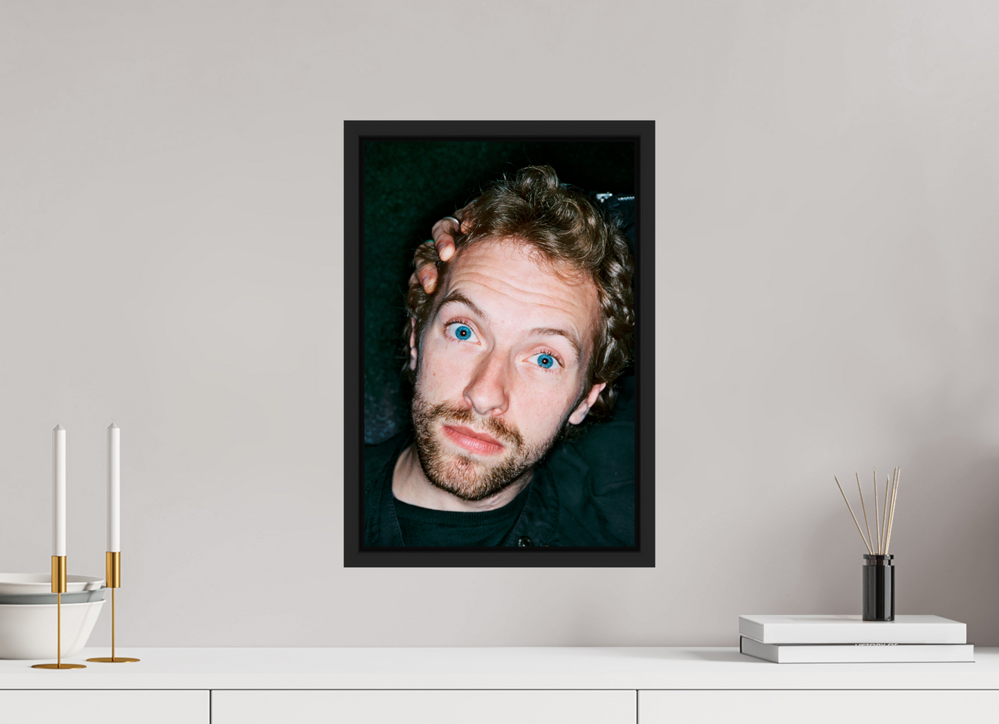 30 x 45 cm, Floater Frame | Black Matte Chris Martin - Coldplay 08