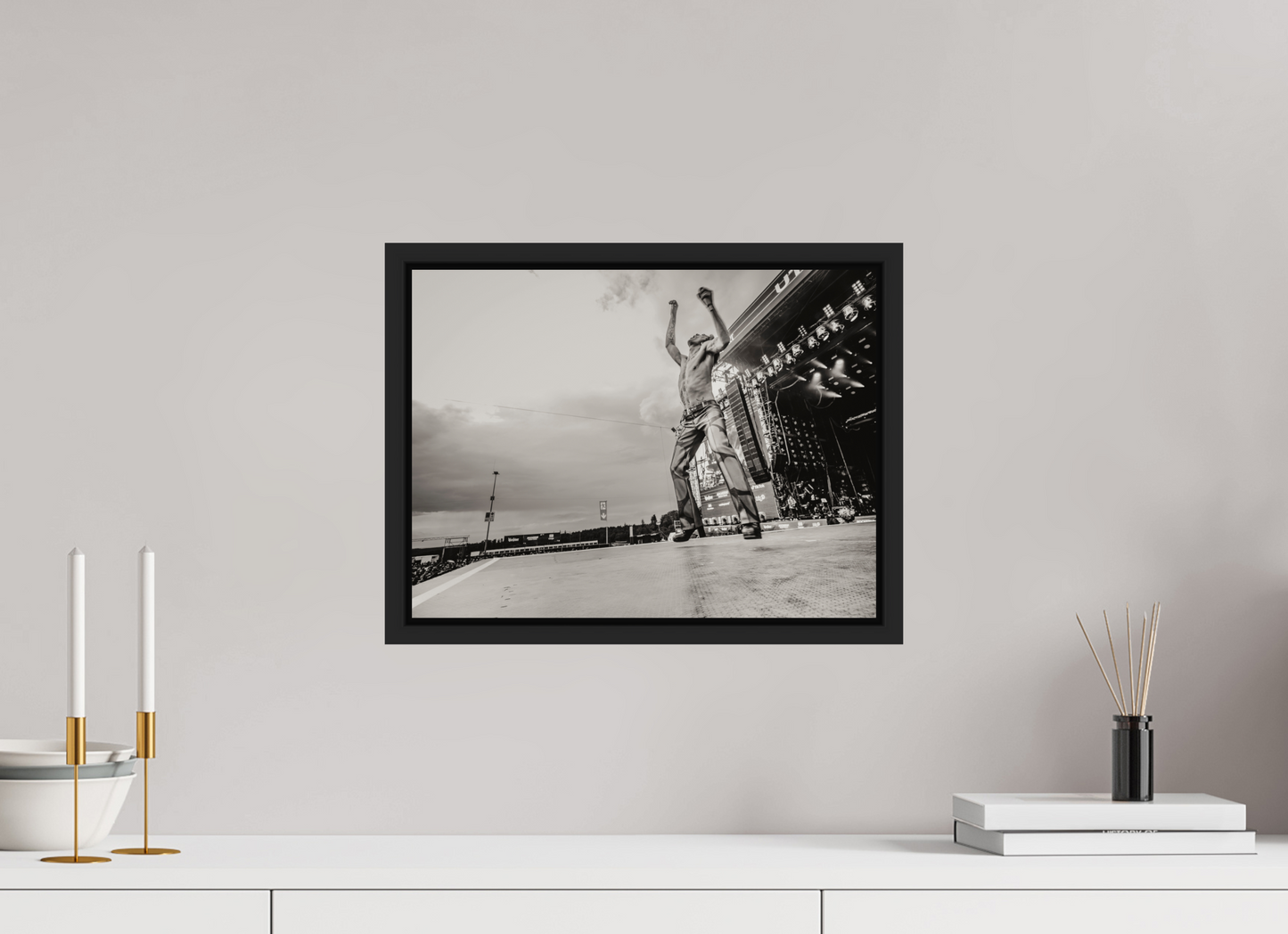 40 x 30 cm, Floater Frame | Black Matte Måneskin Live 03