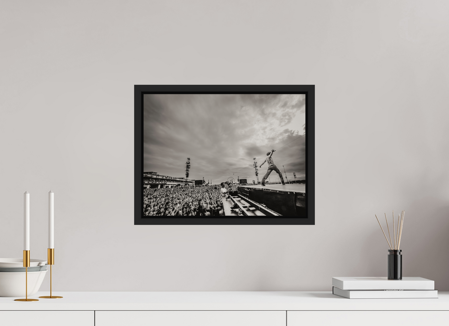 40 x 30 cm, Floater Frame | Black Matte Måneskin Live 02
