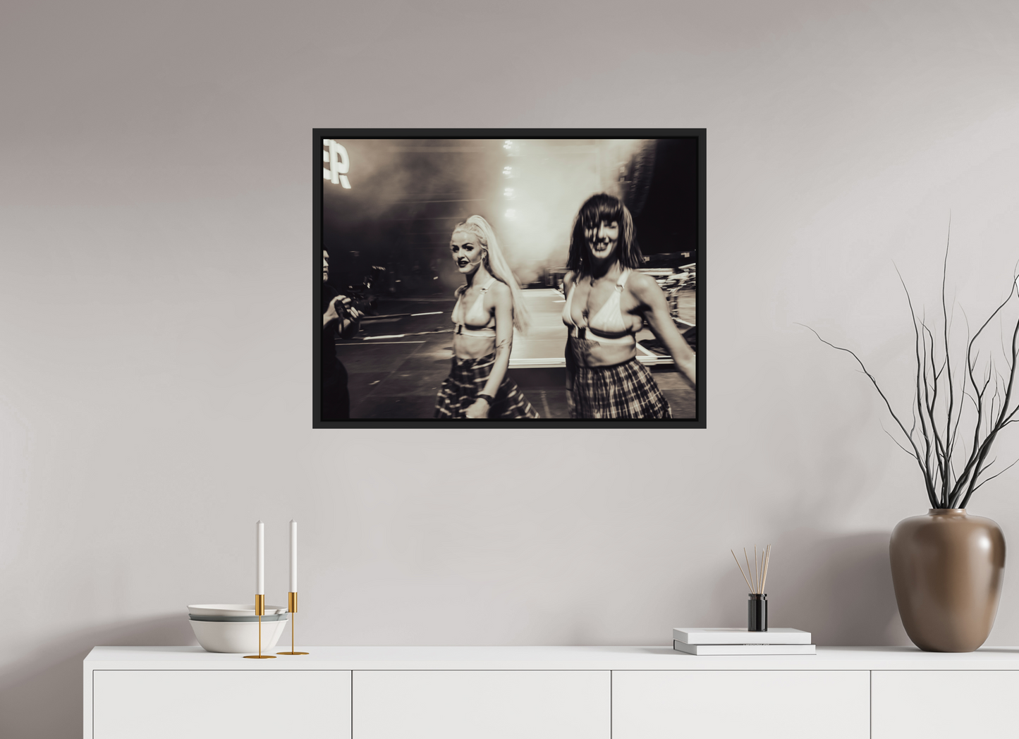 80 x 60 cm, Floater Frame | Black Matte Scooter Live 01