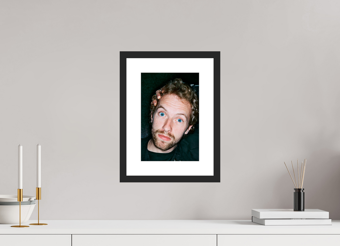 20 x 30 cm, Wood Frame with Passe-Partout | Black Matte Chris Martin - Coldplay 08