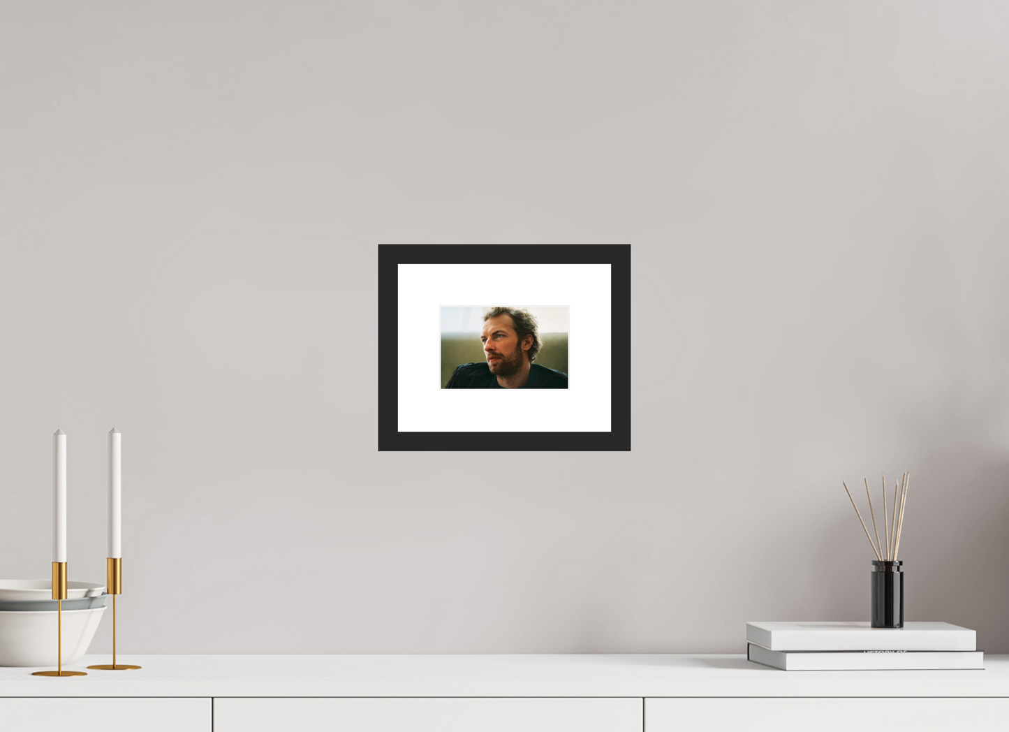 15 x 10 cm, Wood Frame with Passe-Partout | Black Matte Chris Martin - Coldplay 01