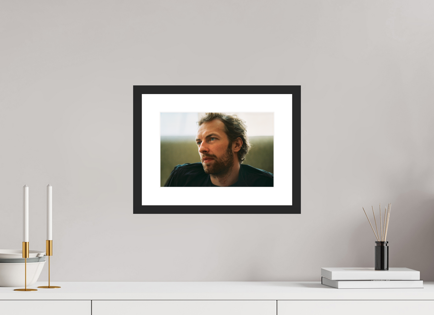 30 x 20 cm, Wood Frame with Passe-Partout | Black Matte Chris Martin - Coldplay 01