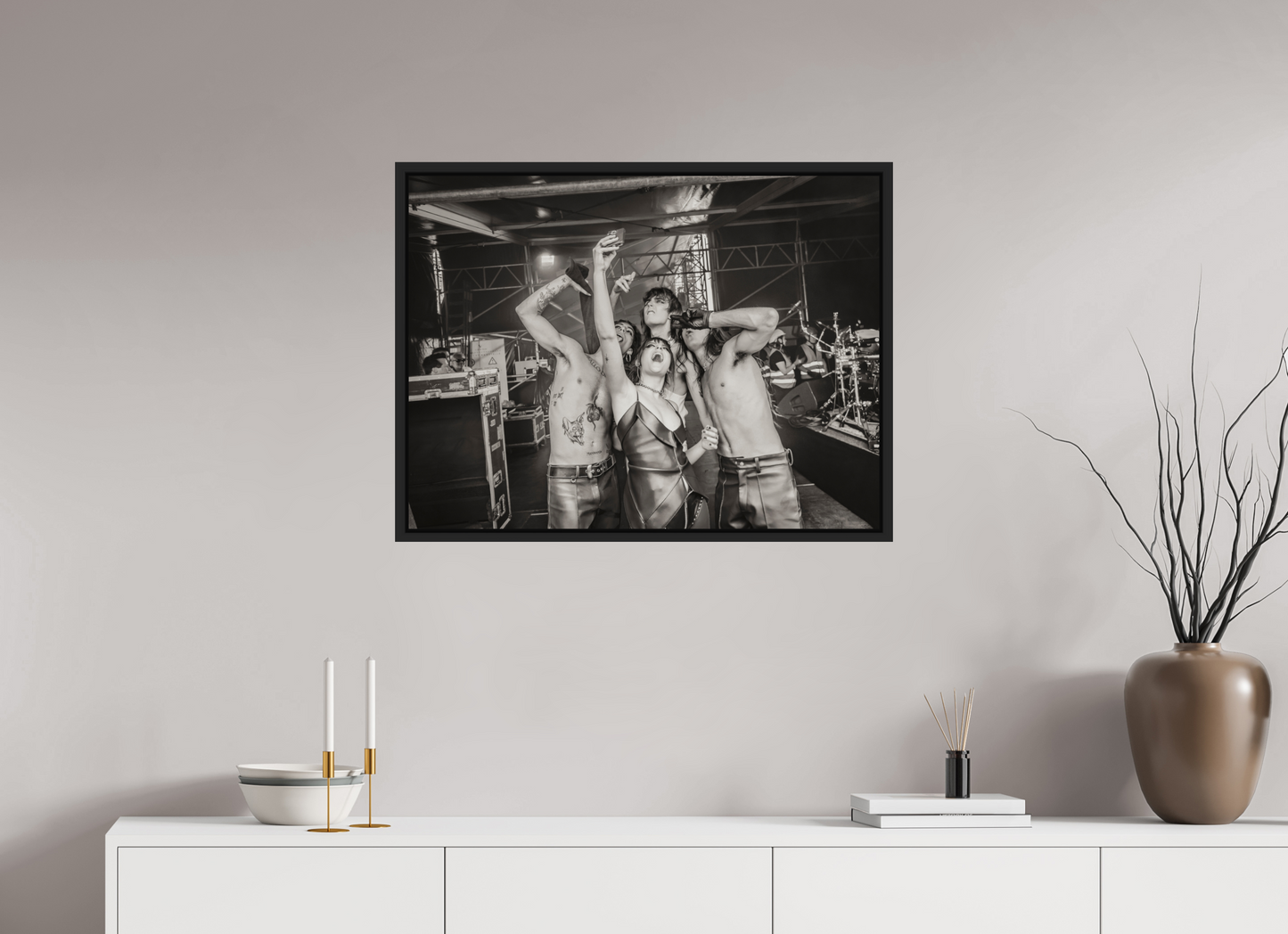 80 x 60 cm, Floater Frame | Black Matte Måneskin 02