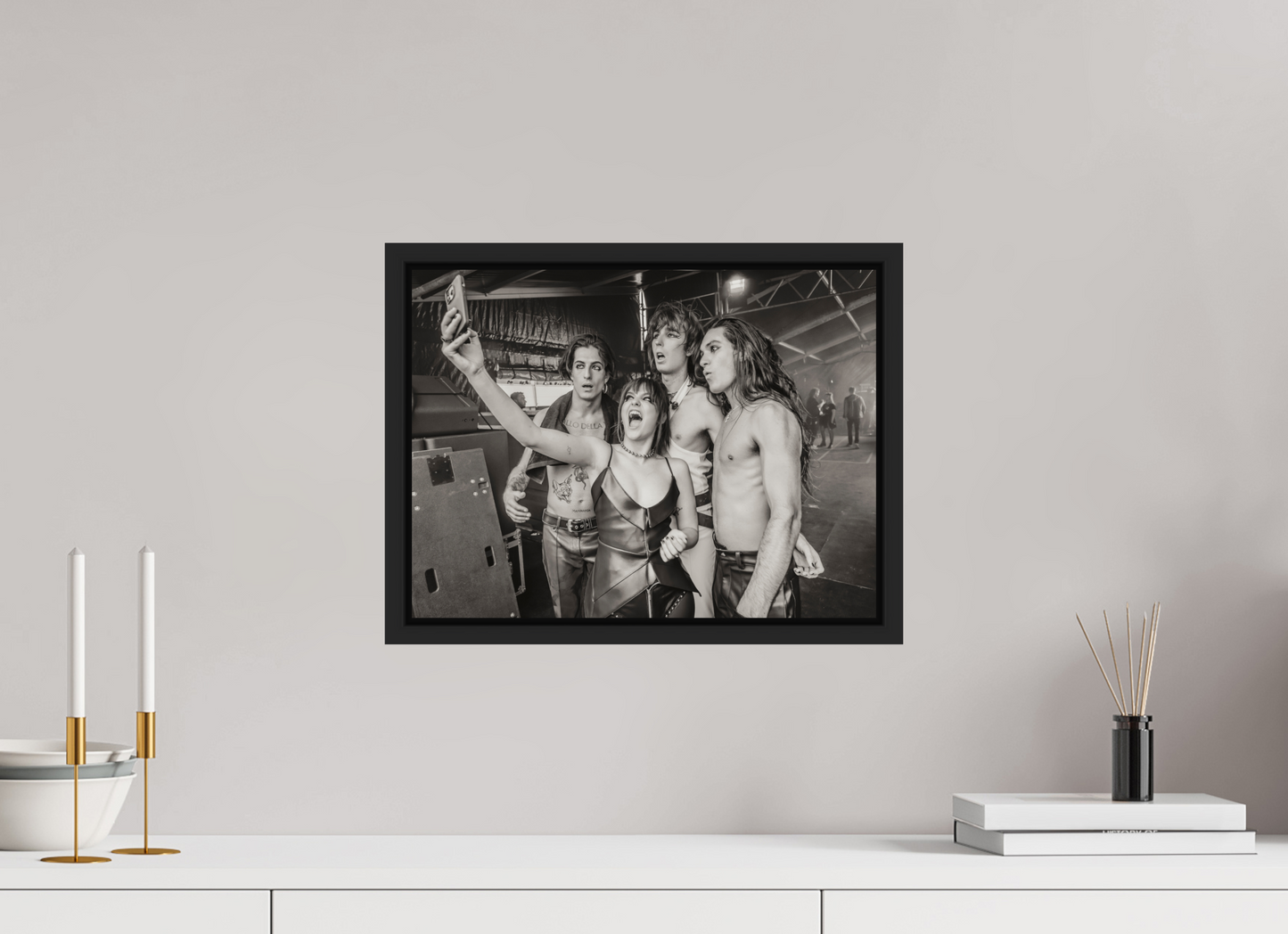 40 x 30 cm, Floater Frame | Black Matte Måneskin 01